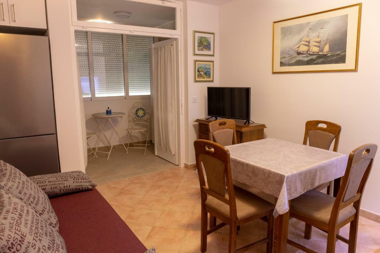 Lovely Apartment Near The Beach With A Sea View Poreč Exterior foto